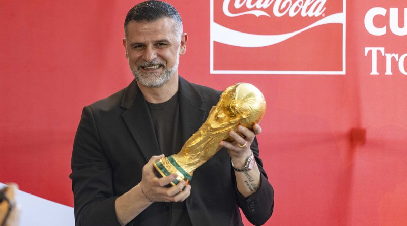 Llega a Querétaro la Copa Mundial de la FIFA