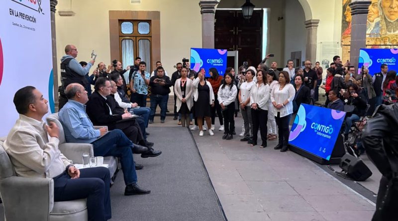 Comunicadoras exigen equidad de género en medios; Kuri ofrece revisión