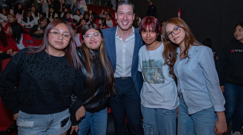Encabeza Rodrigo Monsalvo clausura de “Soy Mujer, Soy Más Fuerte” con 300 jóvenes marquesinas Encabeza Rodrigo Monsalvo clausura de “Soy Mujer, Soy Más Fuerte” con 300 jóvenes marquesinas