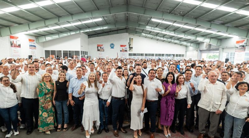 Conmemora Kuri Día del Trabajo con el magisterio queretano
